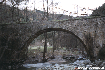 Antico ponte sul fiume Sanapite vicino Savelli